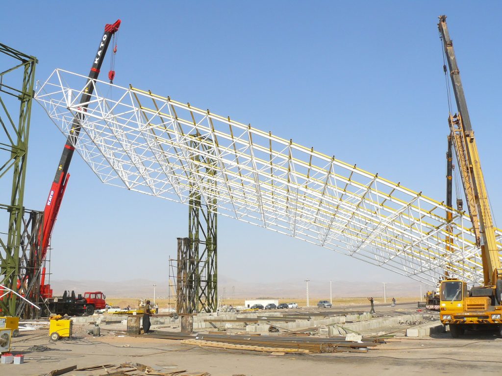 نمای نصب سازه فضاکار ایستگاه عوارضی