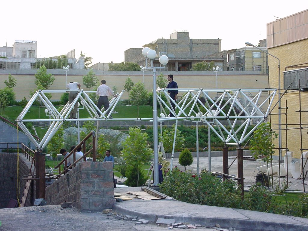  نمای نصب سازه فضاکار پل عابر پیاده