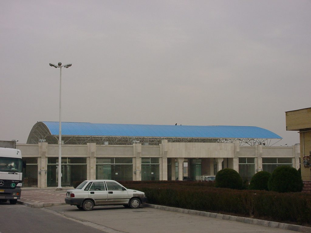 نمای کلی سازه مدرن صنعتی